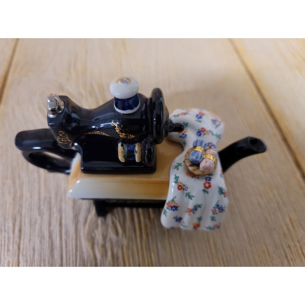 Cardew Design Mini Infusion Sewing Machine TeaPot - Picture 6 of 9